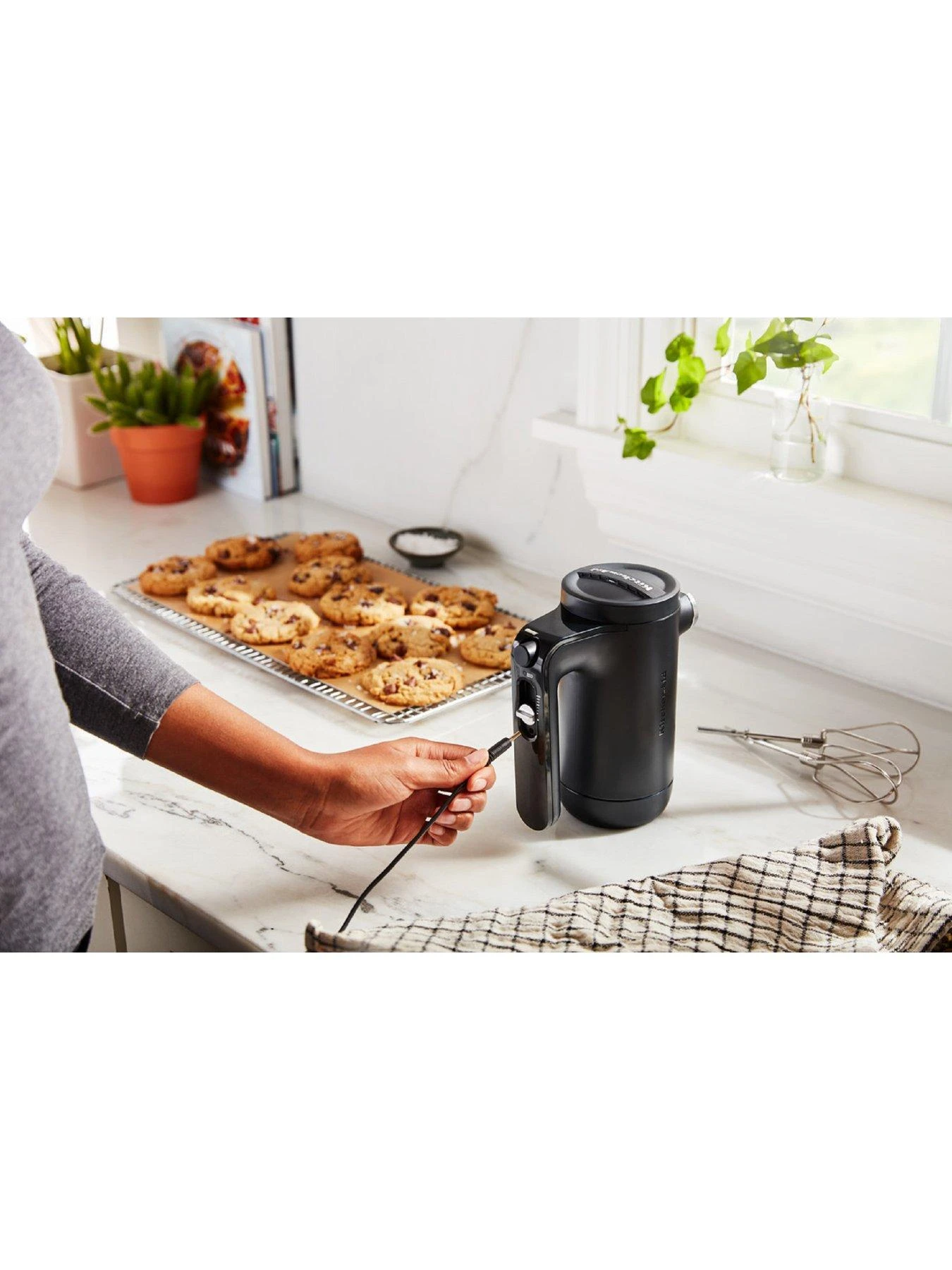 KitchenAid 7 Speed Cordless Hand Mixer - Image 3